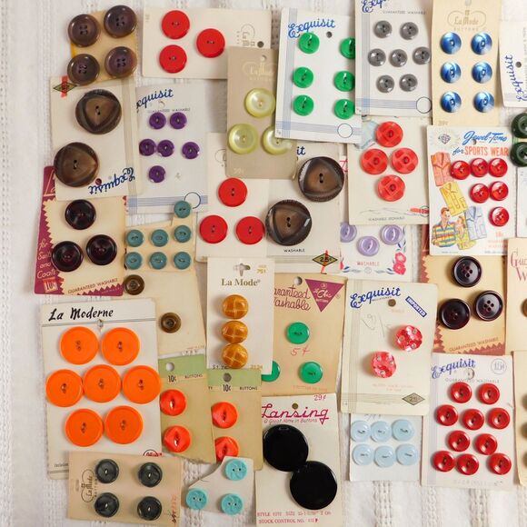 Vintage Buttons On Cards Lot Of 24 Pinks, Purples Burgundy LaMode, LeBouton NOS - Picture 3 of 16